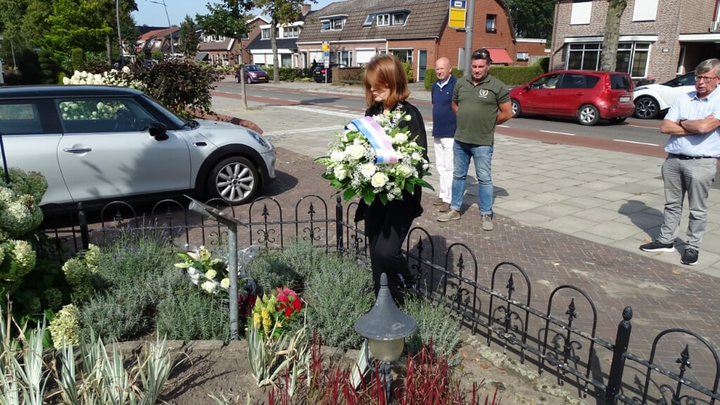 Burgemeester Cia Kroon legde dinsdag bloemen bij de herdenkingsplaquette van verzetsheld Jo ter Laak. De herdenking was  een initiatief van de Historische Kring en moet een jaarlijkse traditie worden.