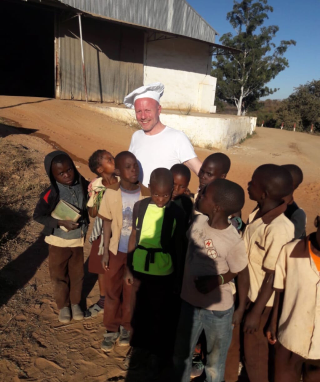 Martin Lammers met een groep kinderen in Zambia. Hij wil bakkers in dat land helpen.  
