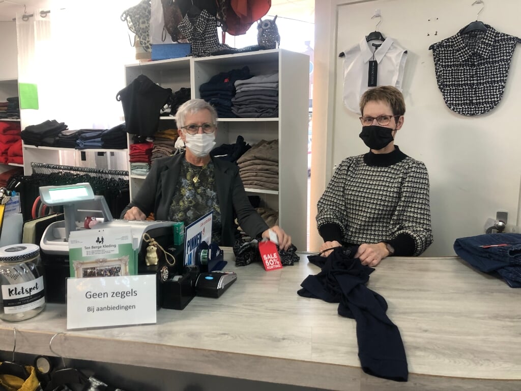 Marja en Hermien van kledingwinkel Ten Berge misten de klanten tijdens de lockdown.