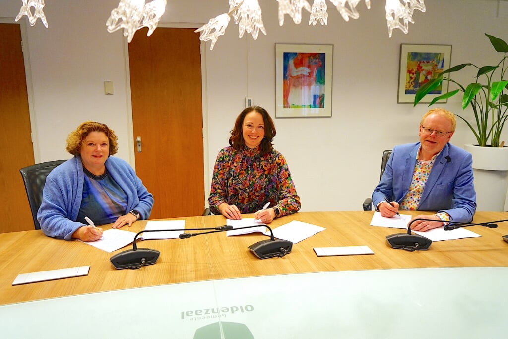Wethouders Ilse Duursma, Hilde Berning-Everlo en Rob Christenhusz tekenen de overeenkomst.