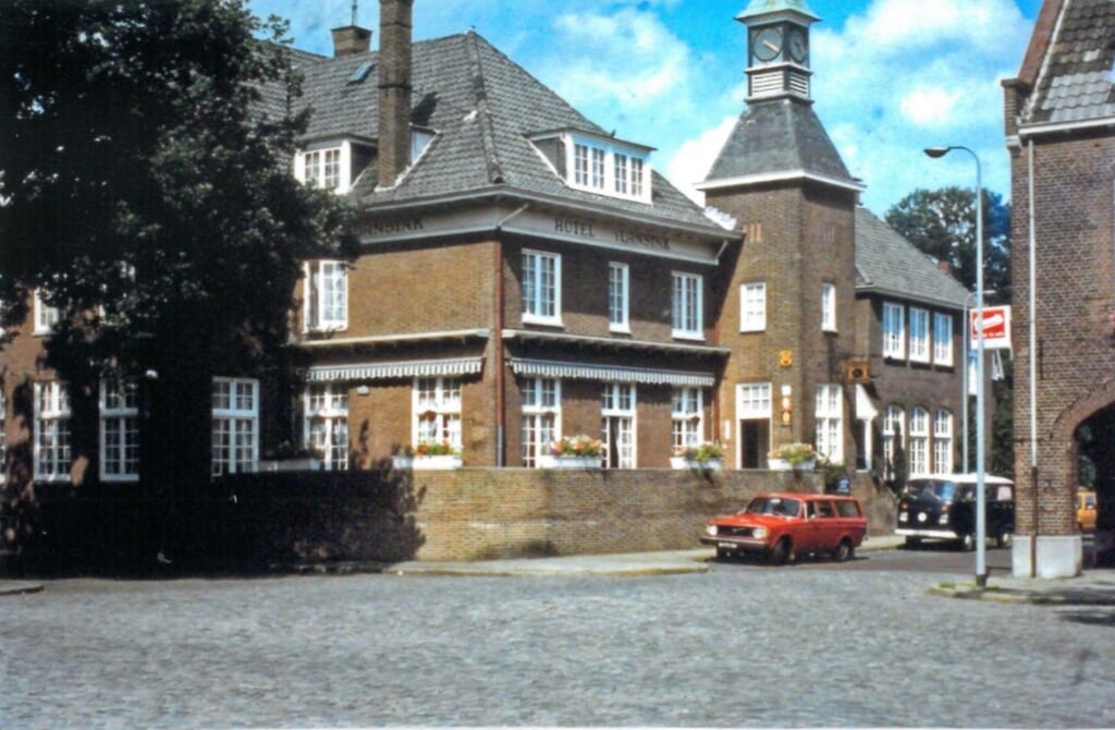 Hotel 't Lansink in Tuindorp waarvan in 1911 door Stork jr. de eerste steen werd gelegd.