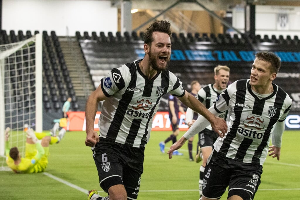 Orestis Kiomourtzoglou is blij met zijn goal tegen FC Groningen. (Foto: NESimages)