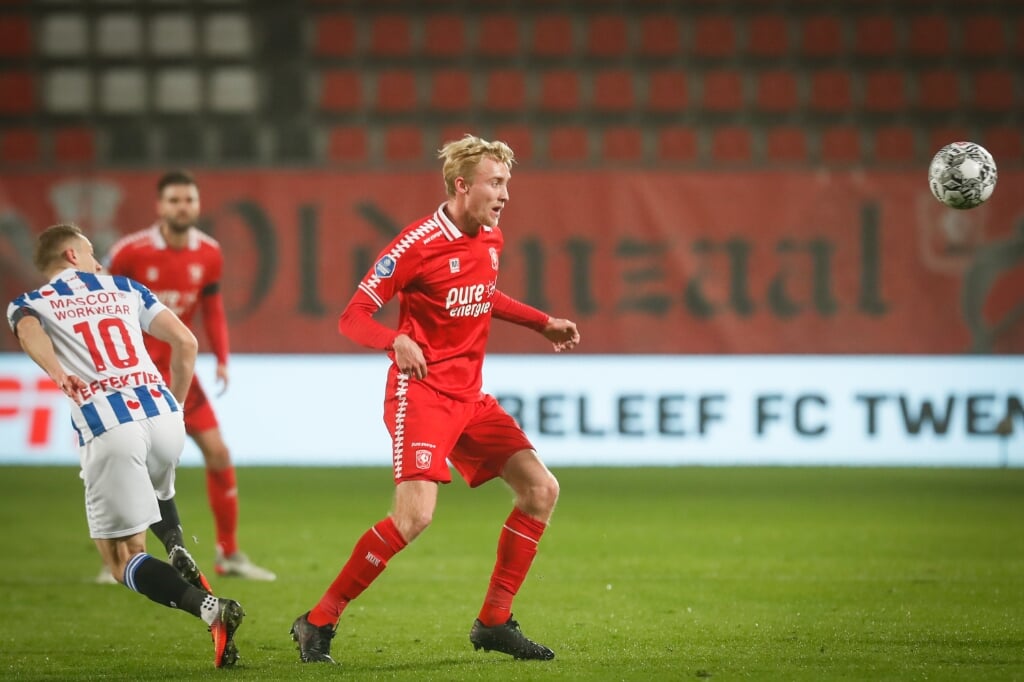 Casper Staring in actie in de gewonnen thuiswedstrijd tegen SC Heerenveen. (Foto: FC Twente Media/Bas Everhard)