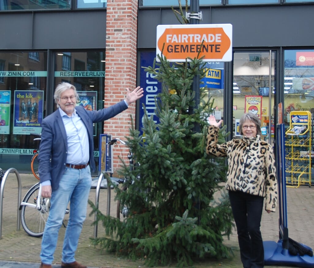 Voorzitter van de Stichting Fairtrade Werkgroep Gemeente Hellendoorn Rina van den Born en wethouder Henk Nijhof