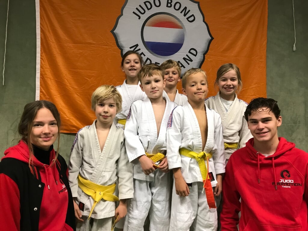Eva-Loes en Twan met judoka's.