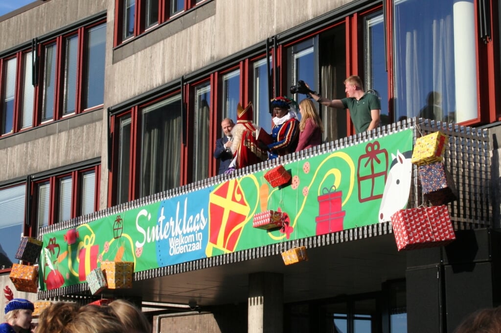 Sinterklaas op het balkon van het stadhuis, samen met burgemeester Welman.