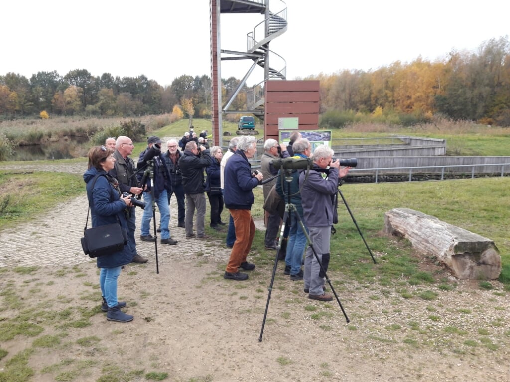 Een groep mensen kijkt naar vogels. Dat kan later deze maand weer bij het Kristalbad. Foto: Lucia den Ouden. 
