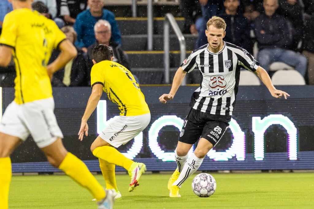 Nikolai Laursen in actie tegen FC VVV. (Foto: NESimages/Michael Bulder)