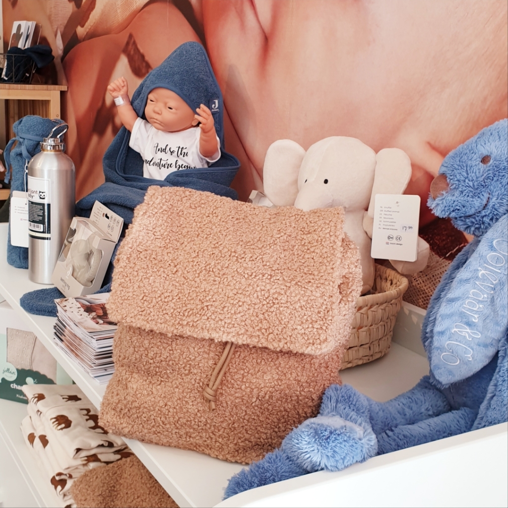Het assortiment babyspullen en wasparfum staat op www.ooievaar-co.nl en is te zien in de winkel aan de Lipperkerkstraat 43.