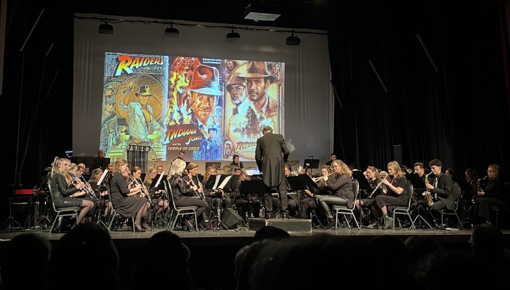 Het orkest van Wilhelmina zorgde voor een daverend concert in het Parkgebouw met onder andere de filmmuziek van Indiana Jones.