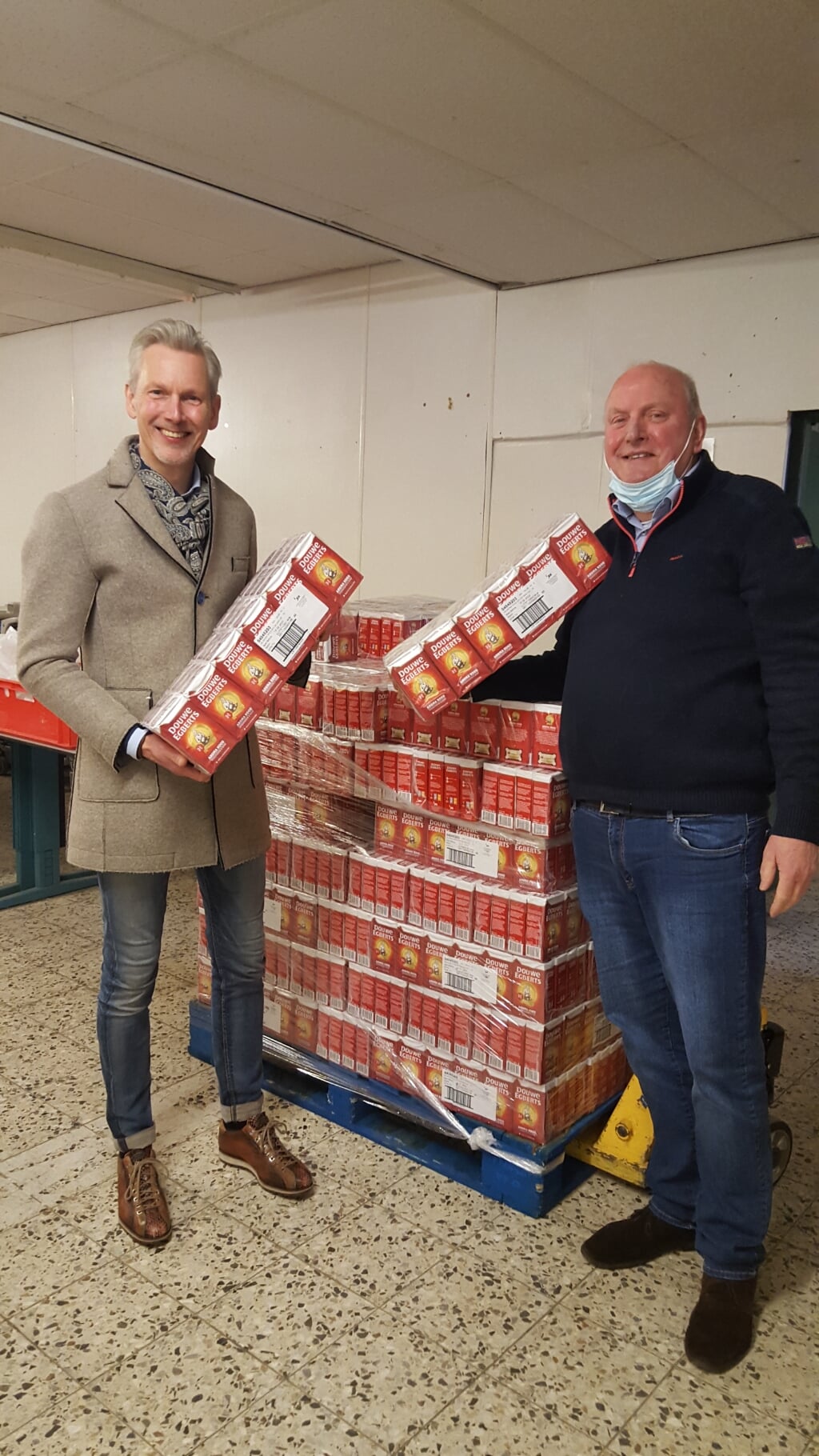 Han Eulderink Voedselbank Midden Twente (rechts) en Robert Duinstee Lions Hengelo na afloop van de actie vorig jaar.