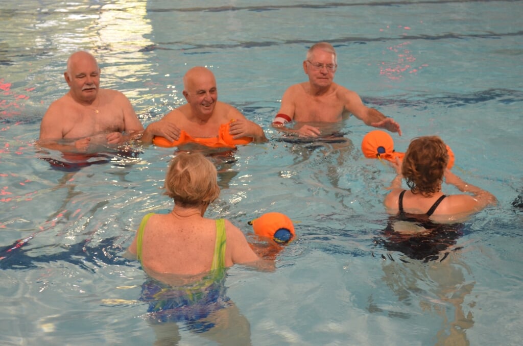 Er zijn ruim 35 deelnemers aan het zwemmen voor mensen met een beperking in het zwembad De Kolk.
