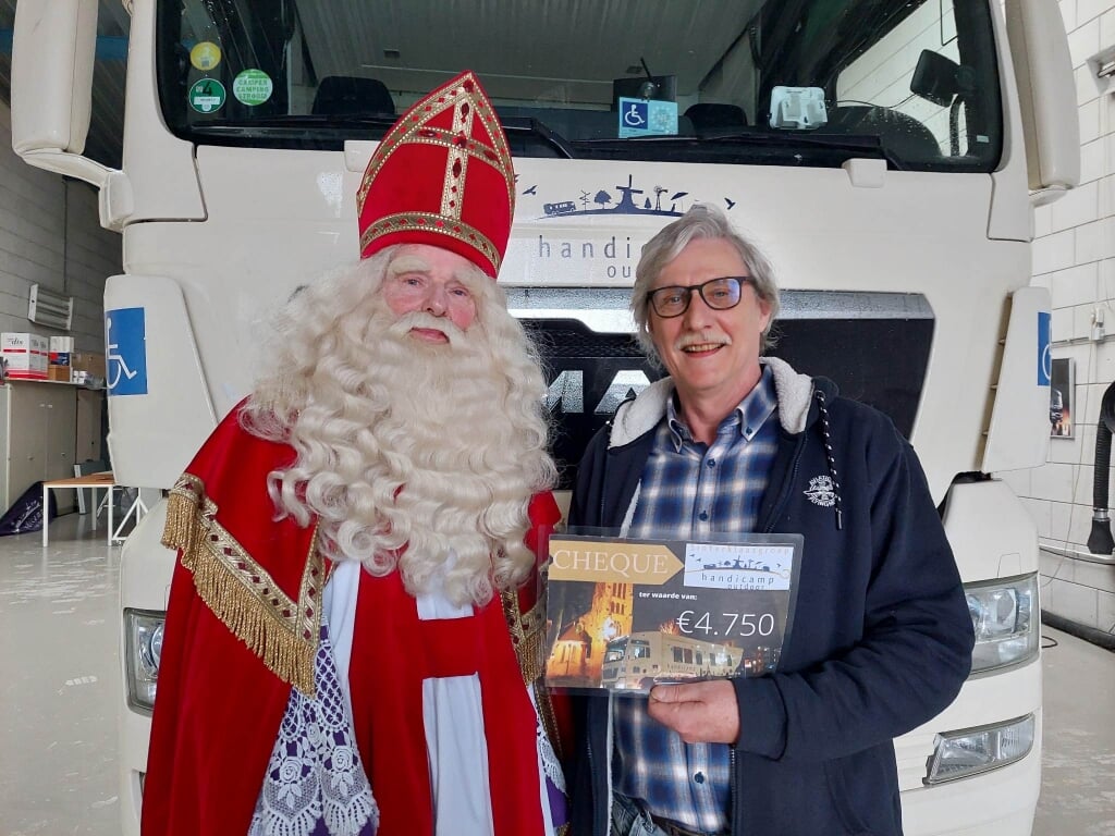Sinterklaas en vice-voorzitter Petro Burggraaff van Stichting Handicamp Outdoor.