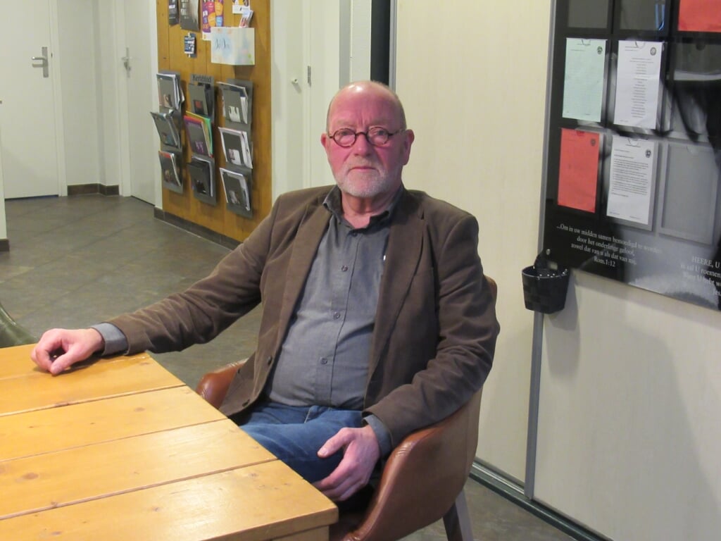 Koster Lammert Wessels aan de stamtafel in gebouw Hebron, waar menigeen regelmatig even aanschuift.