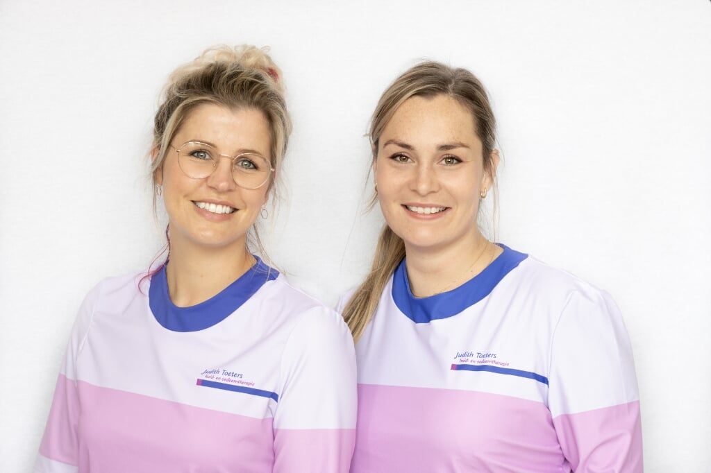 Judith Toeters (links) en Lotte Staals behandelen als huid- en oedeemtherapeuten diverse huidaandoeningen.