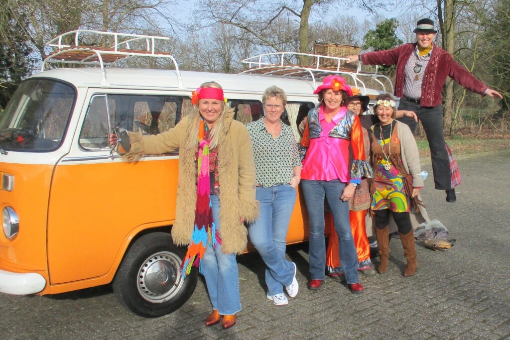 De vriendinnen die met hun vrolijke klassieke Volkswagen door Twente toerden afgelopen zondag. Dankzij de versoepelingen is er ook voor hen weer meer mogelijk qua gezelligheid.
