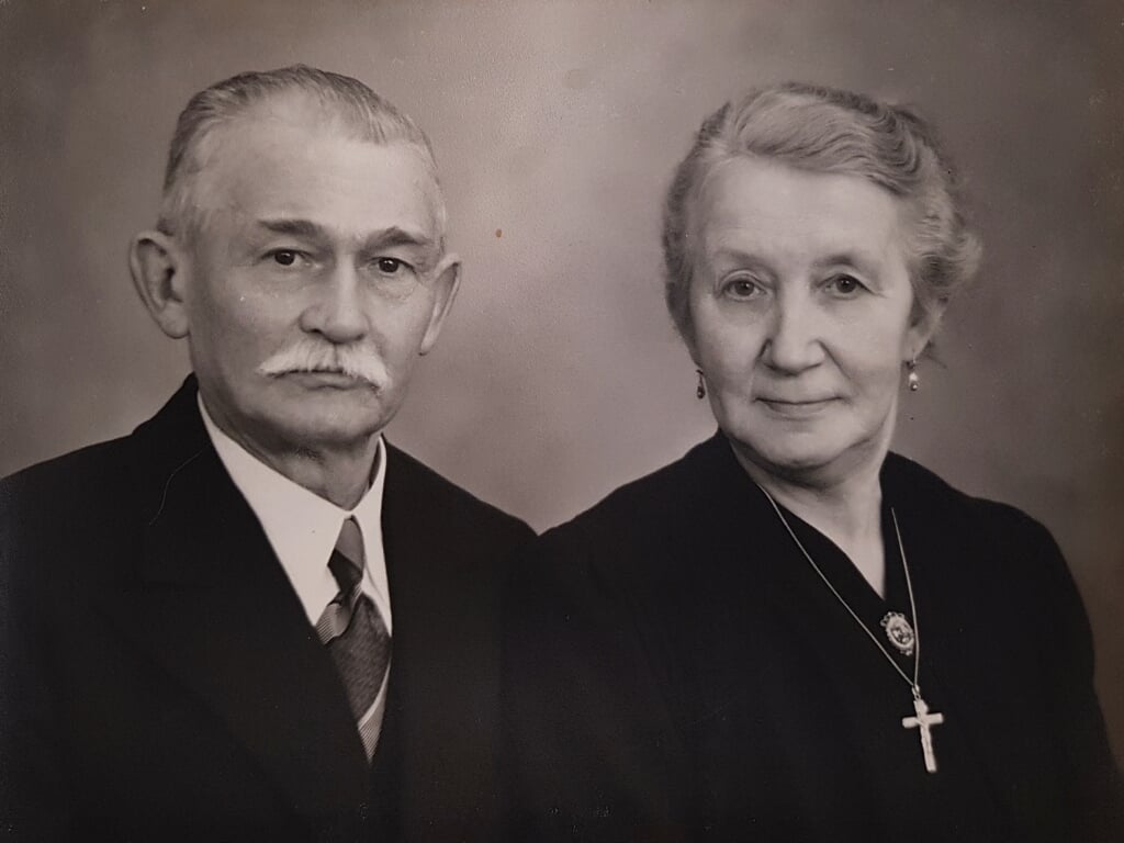 De beide grootouders van Ben Lössbroek. Zij kregen het tafelkleed in bewaring van een familie die nooit meer terug zou keren...