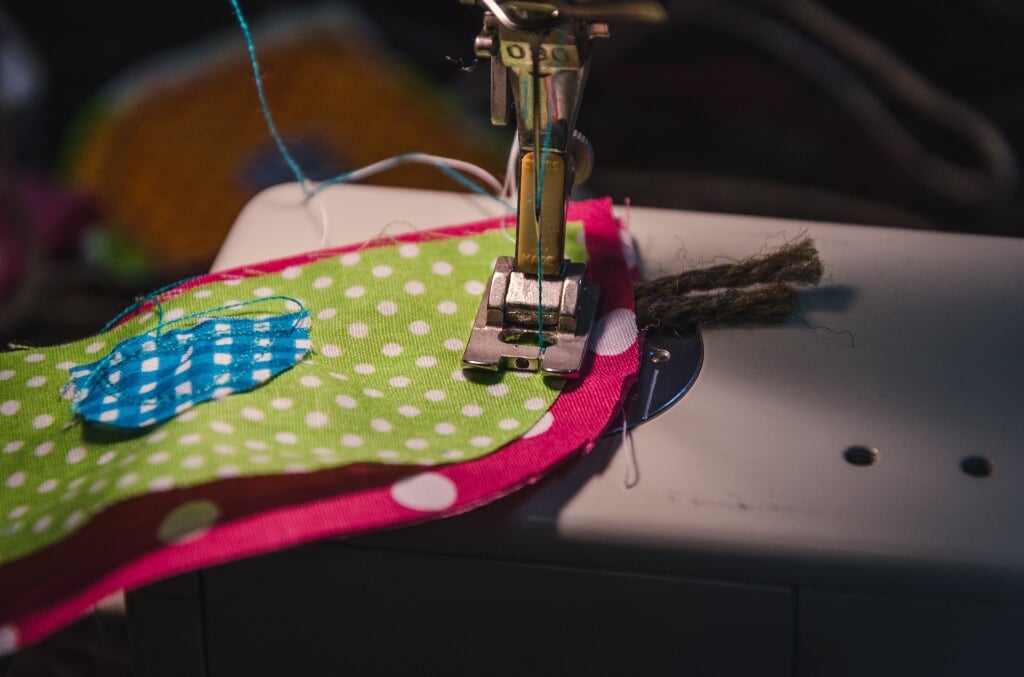 Met een naaimachine, textielstickers, een plotter en andere hulpmiddelen kun je kleding een nieuw, vrolijk leven geven.