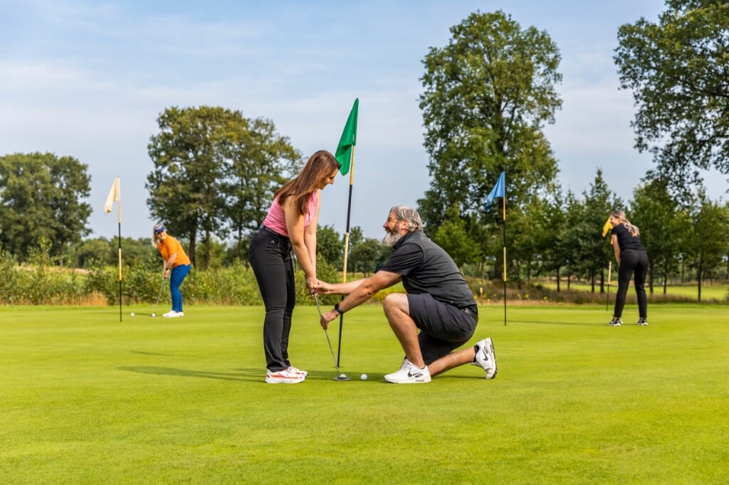 Iedereen kan op een laagdrempelige manier bij golfclub De Koepel komen kennismaken met golf.