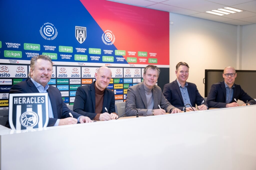 Hans van Veen, Mark Wagt, Peter ten Dam, Rob Toussaint en Tom Uitzetter ondertekenen de overeenkomst.