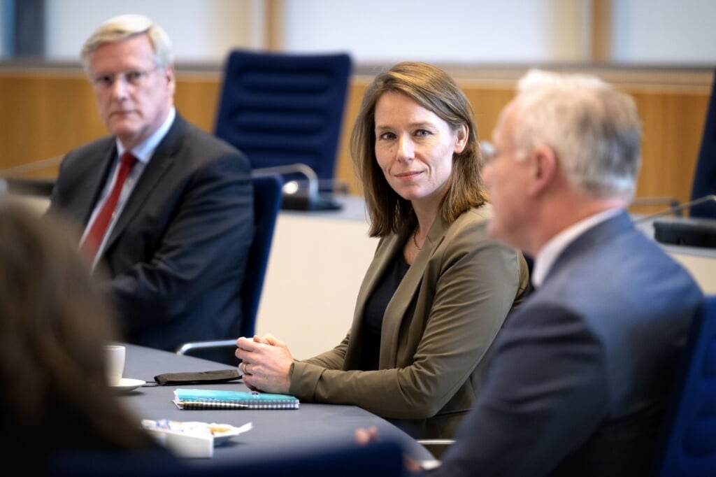 Minister van Binnenlandse Zaken, Hanke Bruins Slot, bracht een werkbezoek in Almelo. (Foto: Kick Smeets)