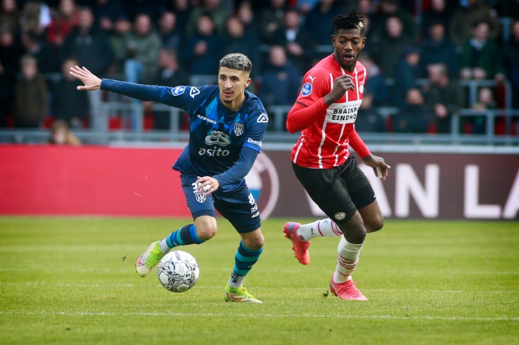 Anas Ouahim in actie tegen PSV. Ibrahim Sangaré kijkt toe. (Foto: NESimages)