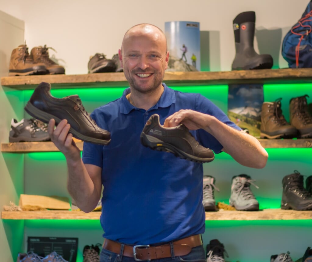 “De vraag naar wandelschoenen is op dit moment erg hoog", aldus Mark Willemsen, eigenaar van Kievit Schoenen. 