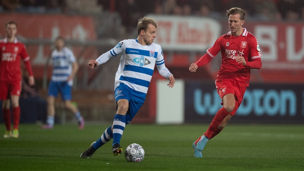 Michel Vlap (rechts) in actie tegen PEC Zwolle. (Foto: FC Twente Media/Anja Veurink)