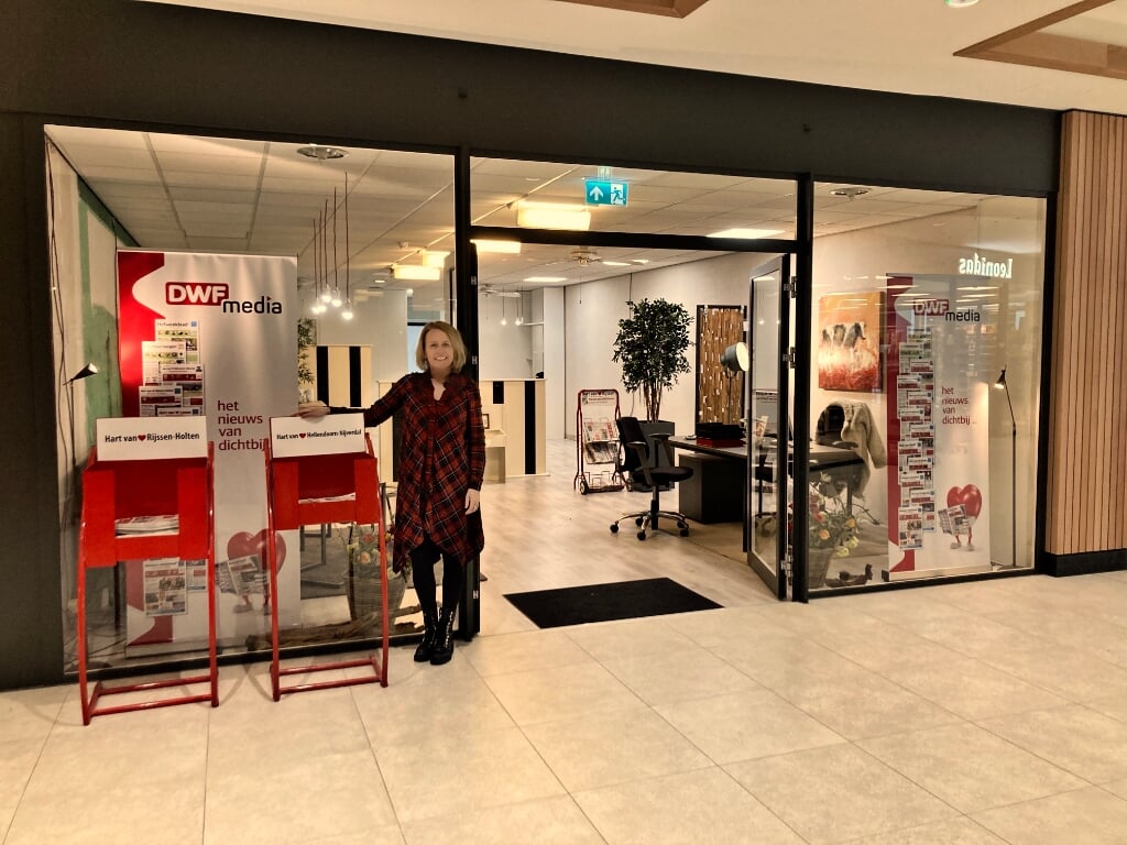 Linda Espeldoorn voor het nieuwe kantoor van Hart van Rijssen-Holten en Hart van Hellendoorn-Nijverdal in de Hoge Wal in Rijssen.
