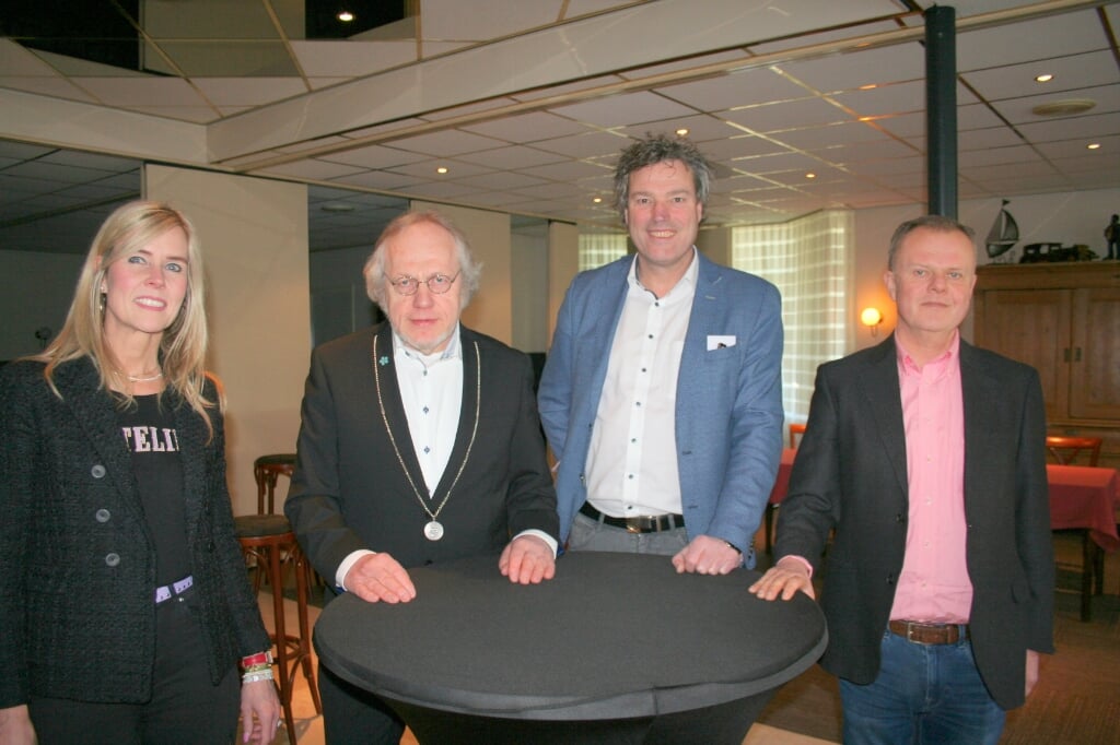 Stichtingsbestuur Nachtburgemeester Oldenzaal. Alice Hortshuis, Toon Brummelhuis, Marc Kleinhaarhuis en Frank Wuite.