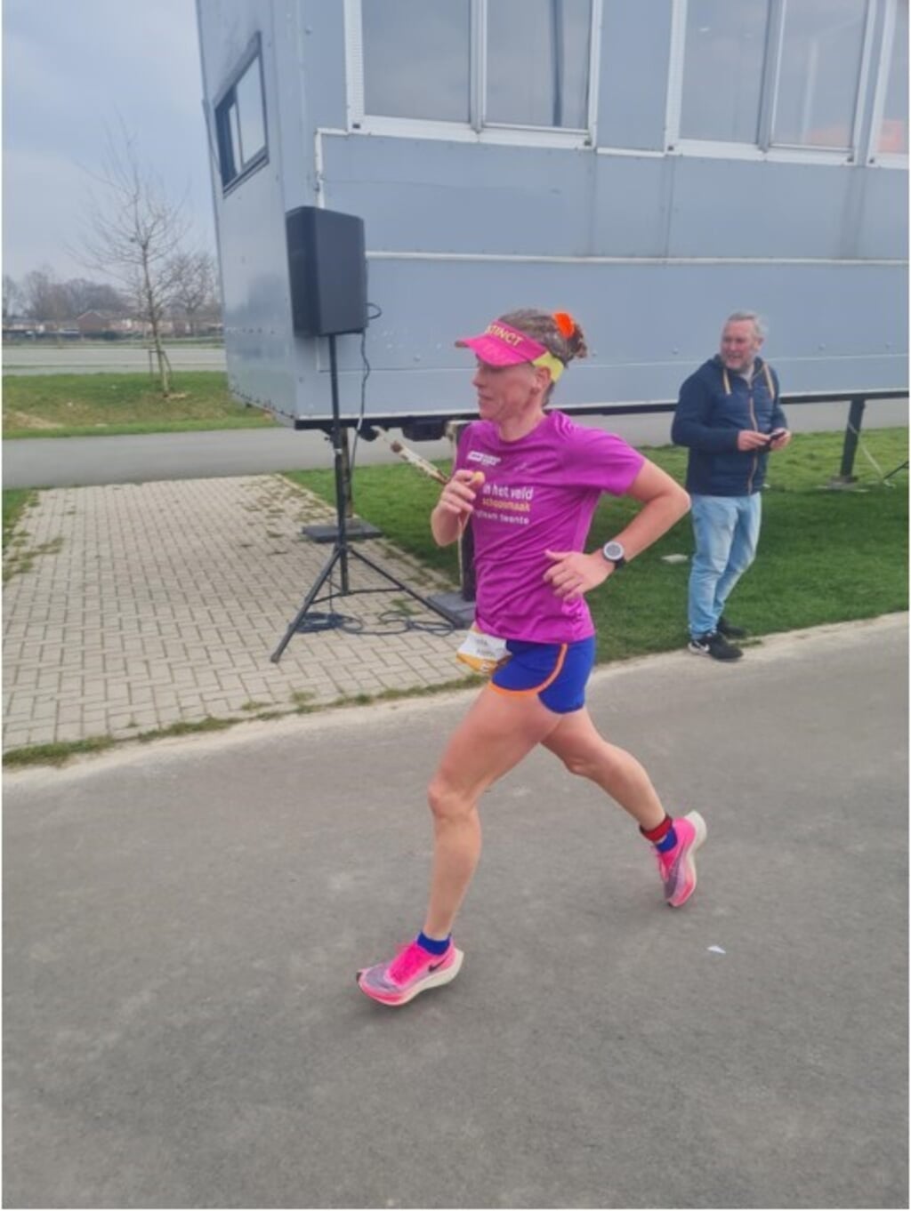 Ondanks dat Arenda Könnecke alleen liep, was haar tempo constant met 13,3 km/u. 