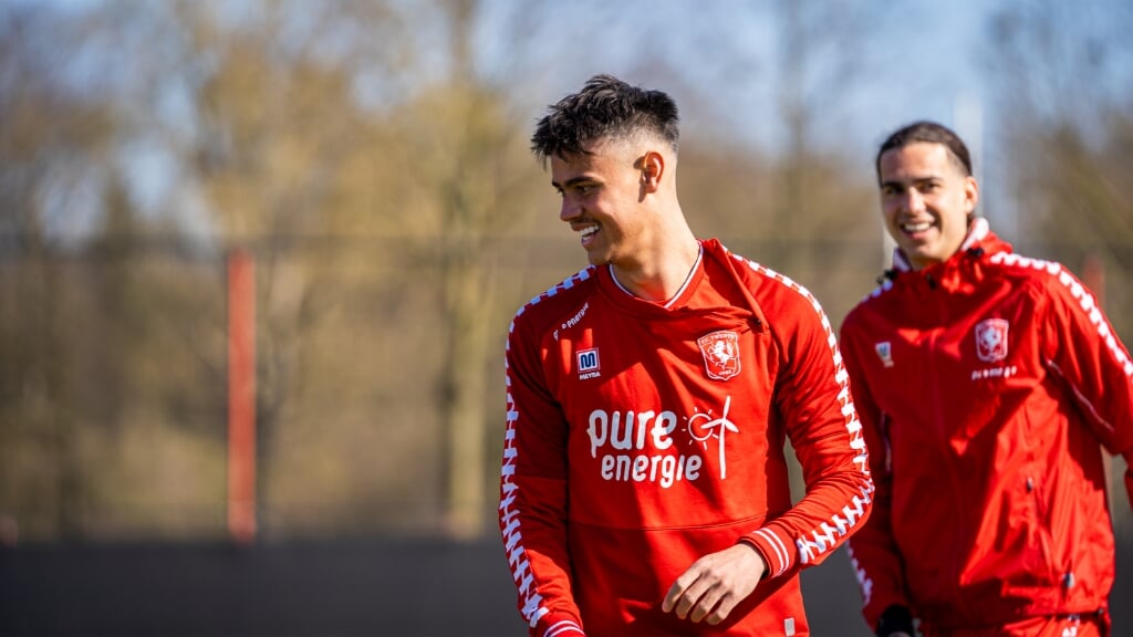 Mees Hilgers met op de achtergrond Ramiz Zerrouki. (Foto: FC Twente Media/Stef Heerink)