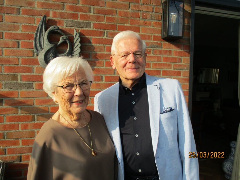 Jos en Ans Broekman vierden afgelopen zaterdag hun 65-jarig huwelijk. Het bevalt ze goed in Oldenzaal.