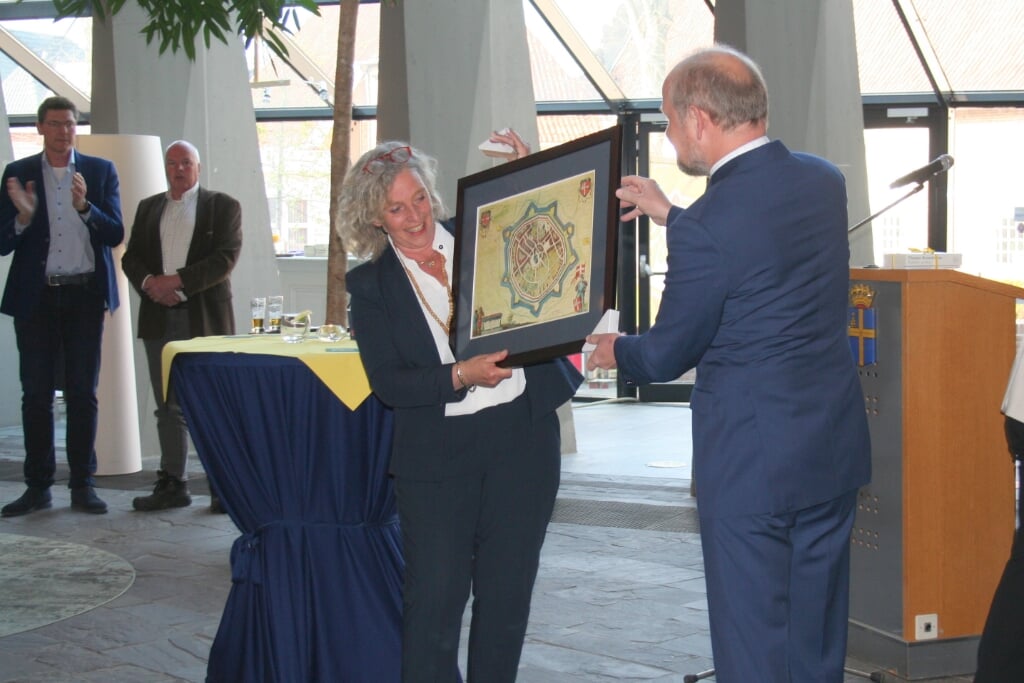 Alida Renkema ontving uit handen van burgemeester Patrick Welman een historische stadsplattegrond als afscheidsgeschenk.