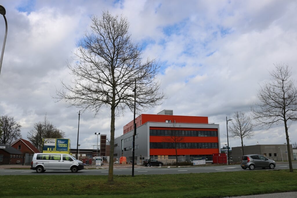 Het nieuwe gebouw voor beroepsonderwijs op de hoek Morsweg-Reggesingel moet jongeren verleiden tot het volgen van een opleiding in de techniek en zorg. 