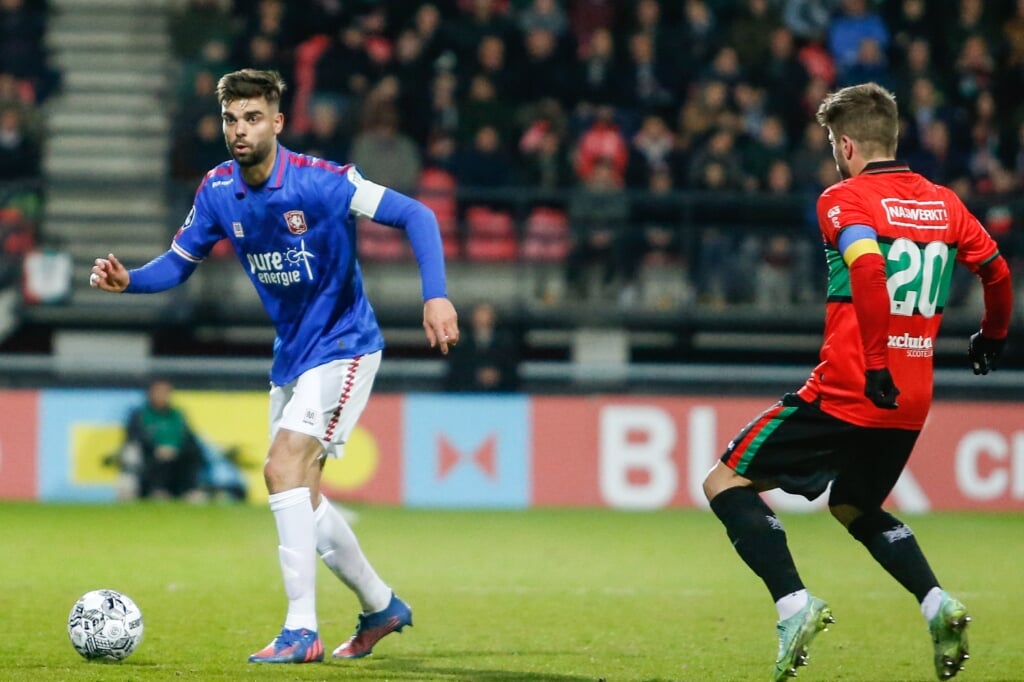 Robin Pröpper aan de bal tegen NEC in de Goffert. Rechts Lasse Schöne. (Foto: FC Twente Media/Bas Everhard).