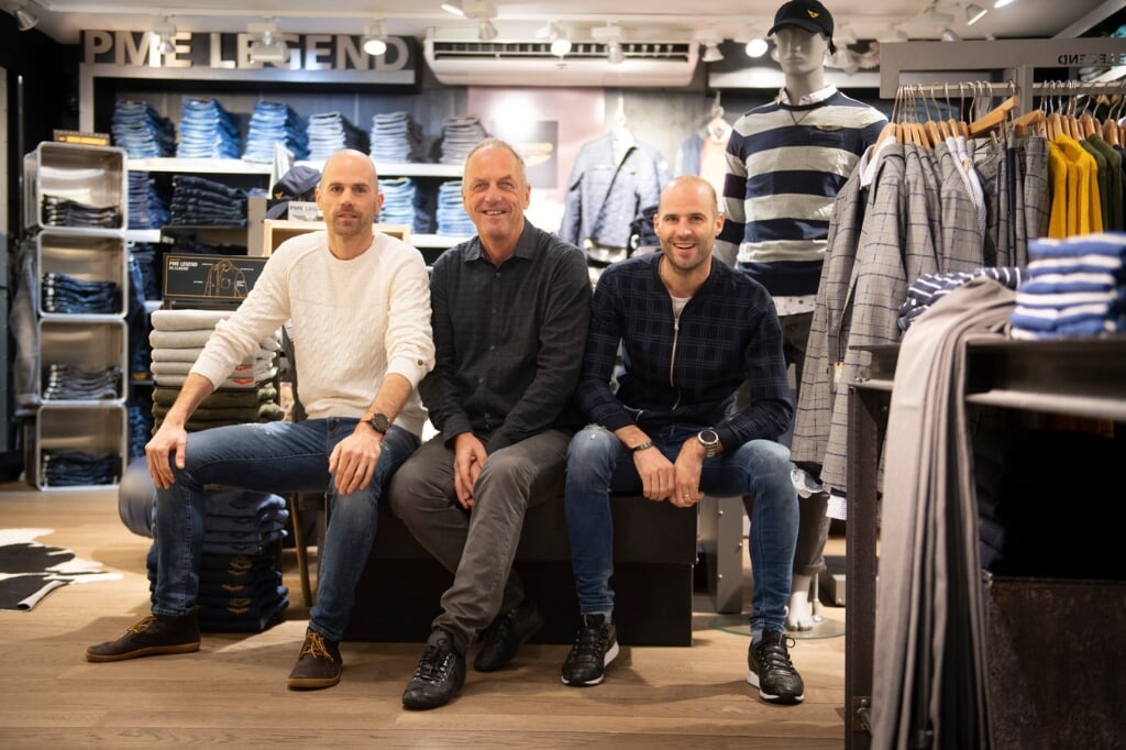 Vader en zonen Sans werken met veel plezier in hun winkel. Al 35 jaar een vertrouwd beeld in het centrum van Rijssen en al bijna 15 jaar een begrip als online winkel.