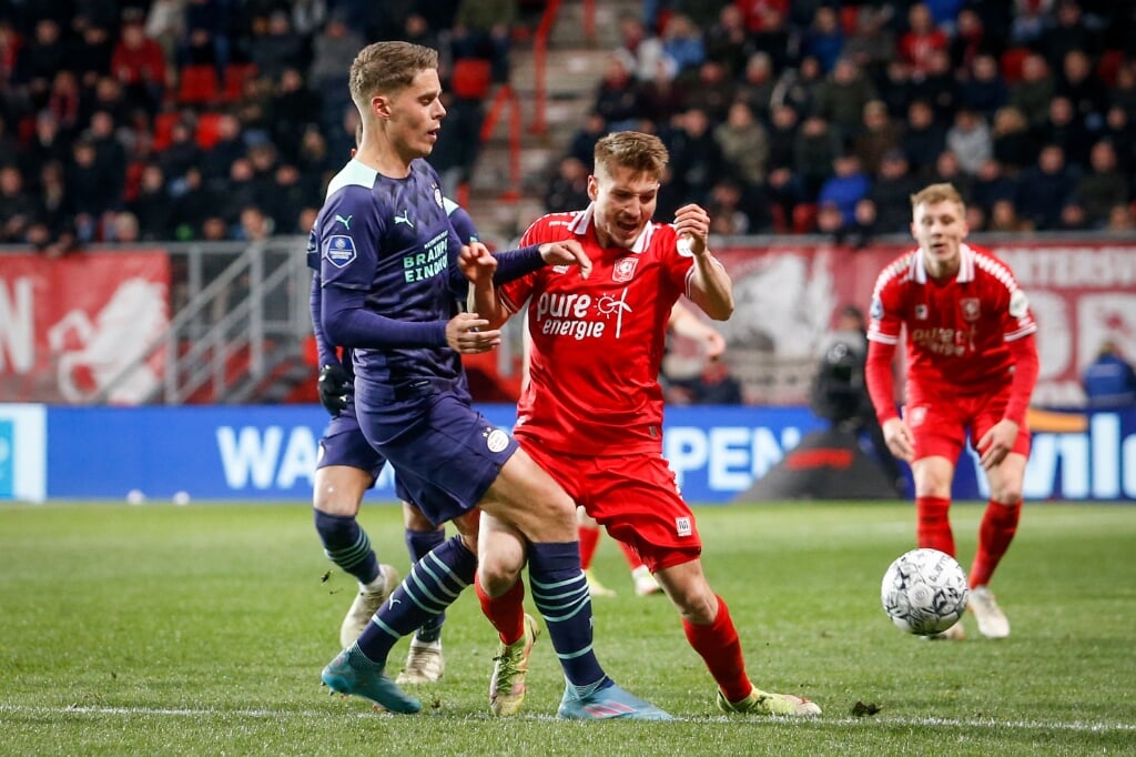Michal Sadilek in duel met Joey Veerman van PSV. (Foto: FC Twente Media/Bas Everhard)