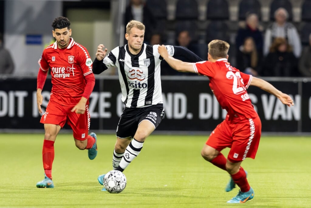 Nikolai Laursen aan de bal tegen FC Twente. (Foto: NESimages)