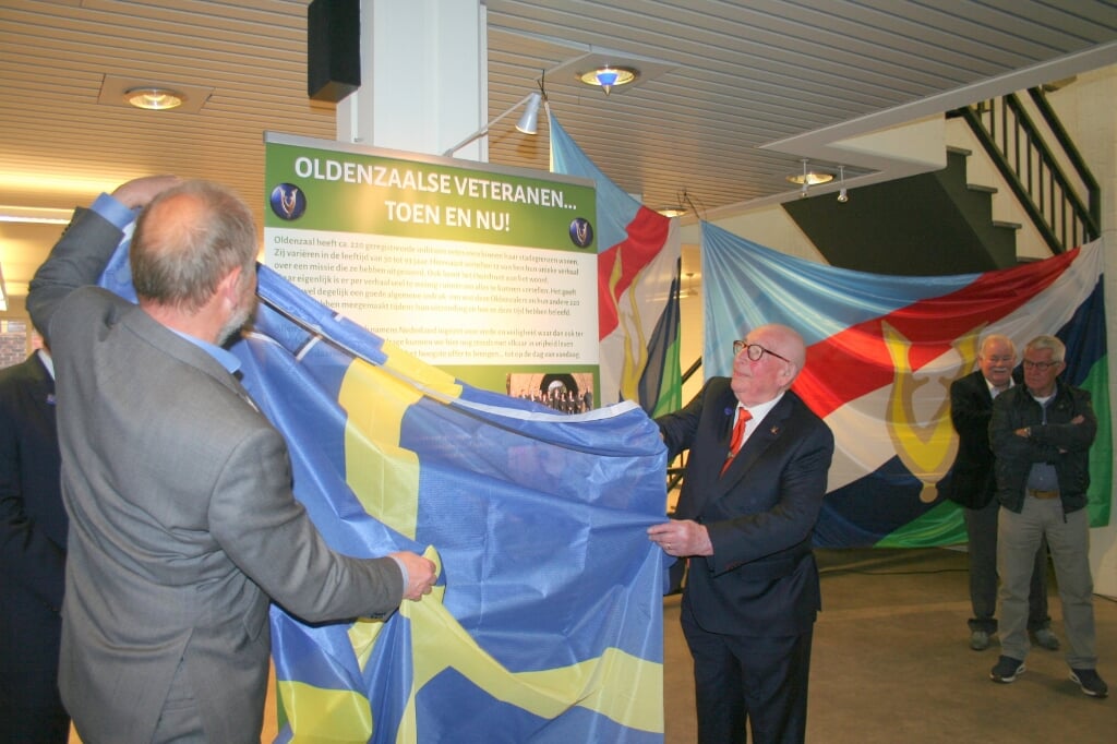 Burgemeester Patrick Welman opende samen met de oudste Oldenzaalse veteraan Gerard van Diejen (95) de expositie.