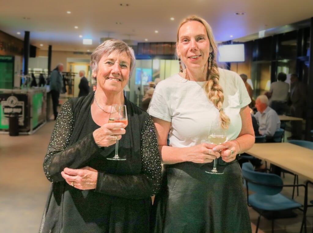 Thea Kroese (links) winnaar van de Twentse Taalpries 2022 en Femke Nijboer won de aanmoedigingsprijs