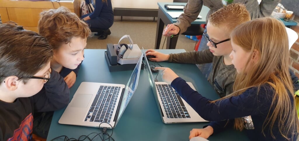 Kinderen kunnen bij de CoderDojo leren hoe zij zelf een computerprogramma of game kunnen programmeren.