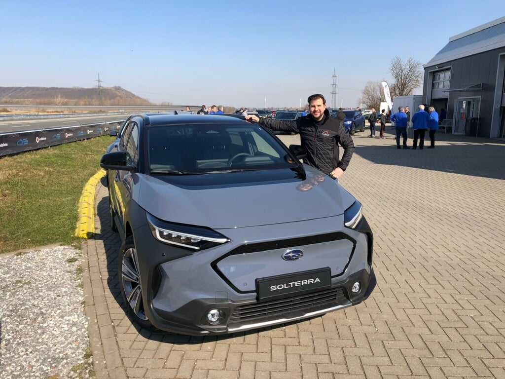 Jarno Zuithof in Bornerbroek met de nieuwe Subaru Solterra.