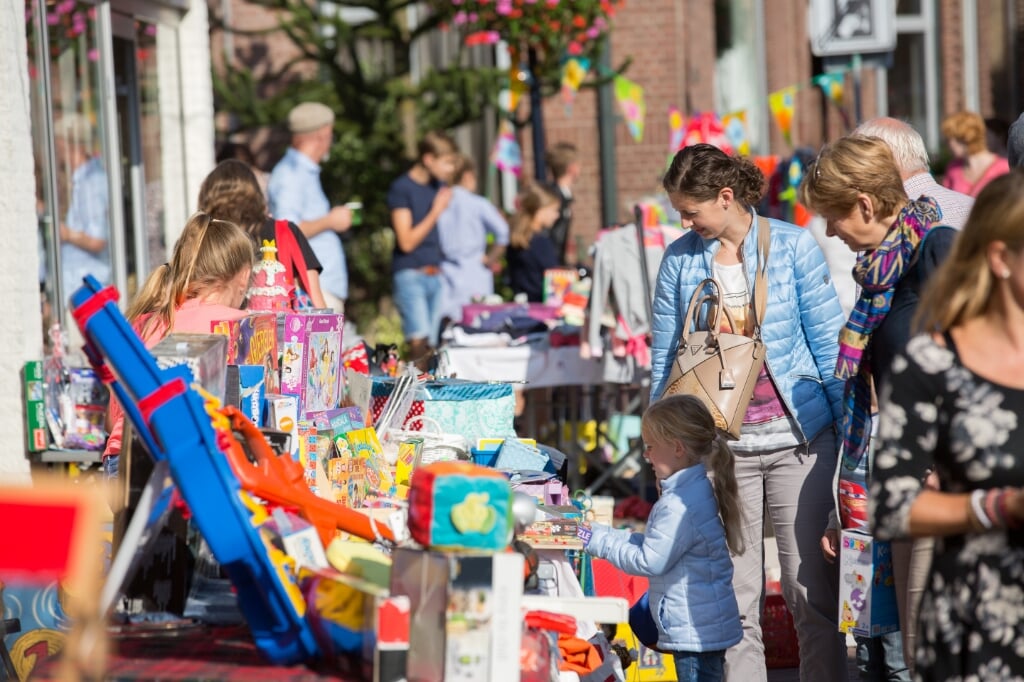 De rommelmarkt; traditiegetrouw altijd een leuk onderdeel voor jong en oud. (Foto: Wiebe Nieuwenhuis)