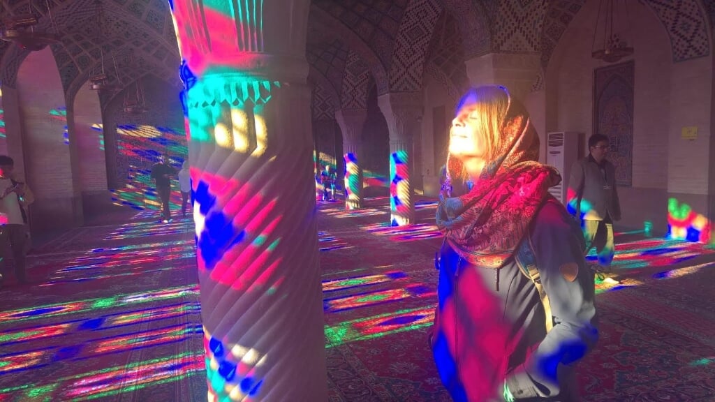 Floor Herbrink geniet van het zonlicht door de ramen van een moskee in het zuiden van Iran.