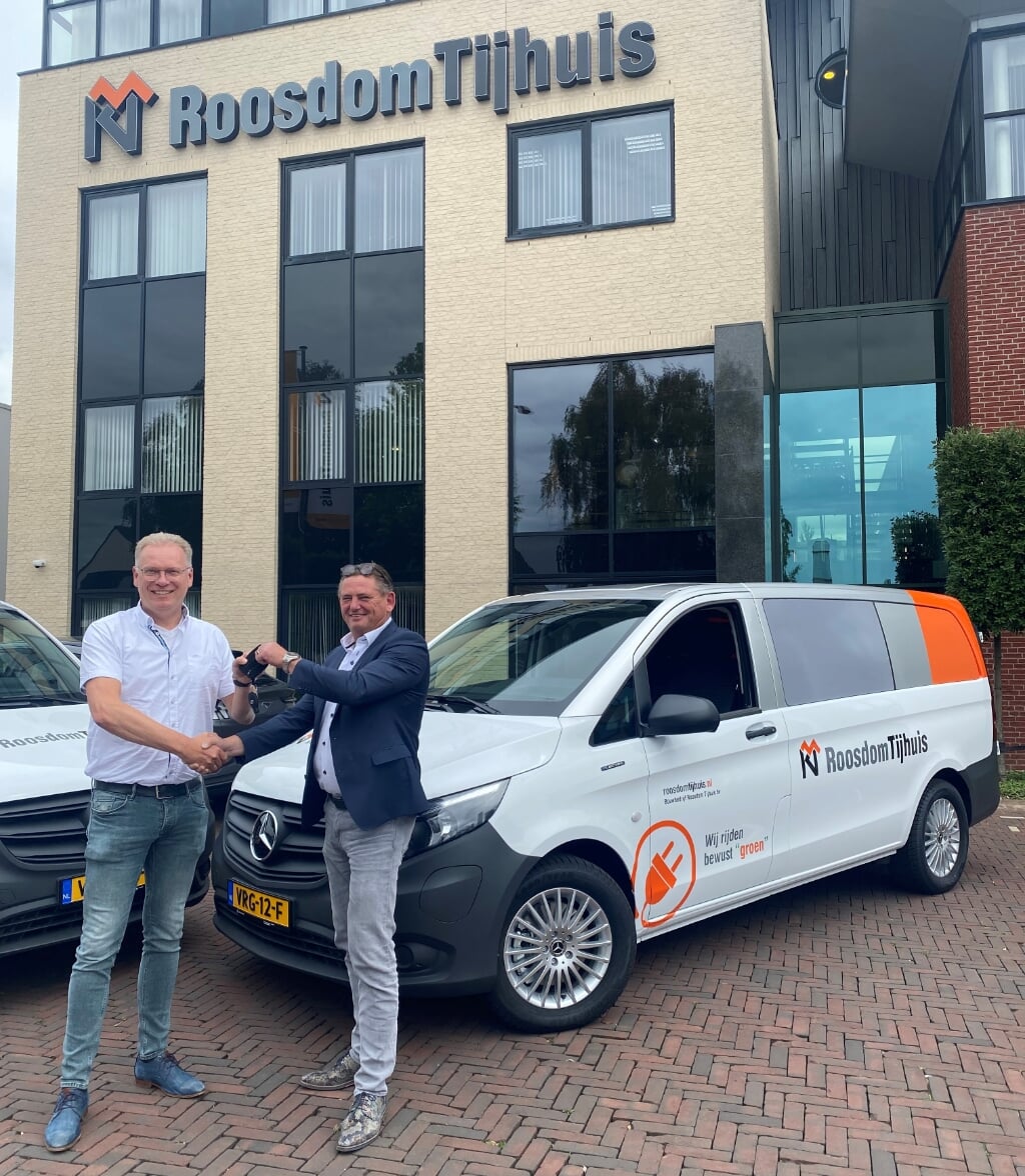 Joop Jansen, adjunct-directeur Roosdom Tijhuis, (links) ontvangt de autosleutels van Henk Wessels, verkoopadviseur bedrijfswagens Baan Twente.