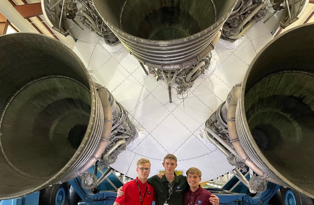 Bram (links) met een deelnemer uit Wales (midden) en Duitsland tussen de enorme straalmotoren van een raket. Om zo dichtbij een echt raket te staan was een overweldigende ervaring.