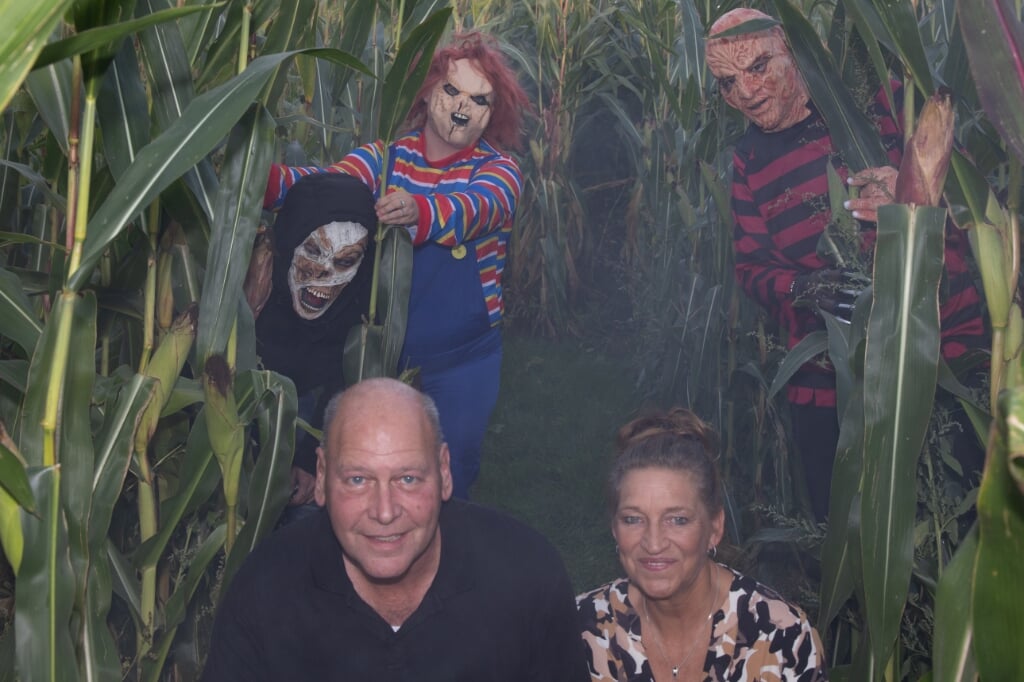 Ellen Venekamp, Freddy Oppers en enkele spookachtige figuranten in het horror maïsdoolhof