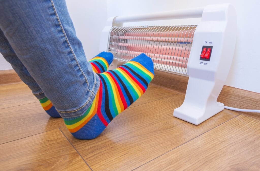 Het lichaam verliest relatief veel hitte via de voeten. Infrarood-verwarming onder het bureau en een paar goede sokken helpt tegen kou.