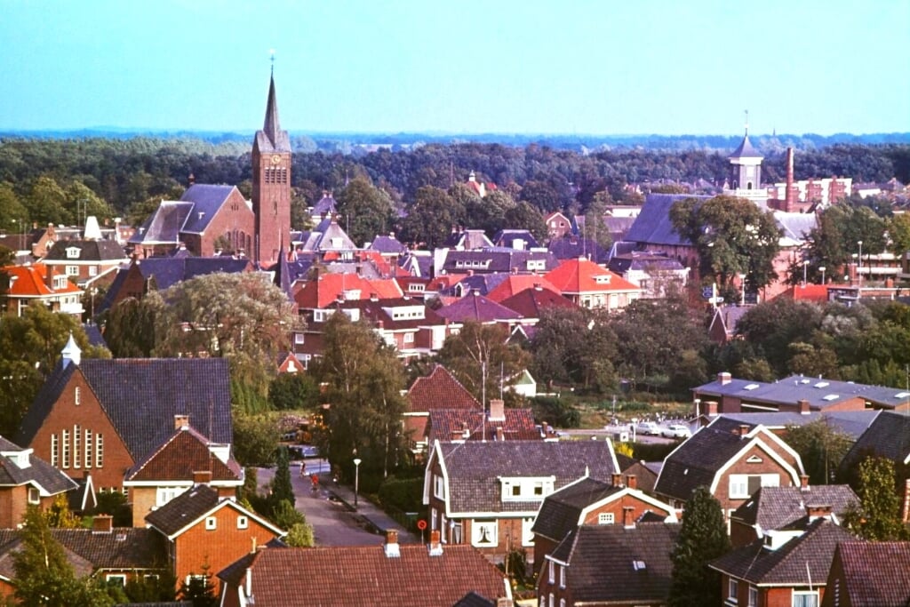 Het centrum van Rijssen gezien vanaf de toren van de Noorderkerk aan de Molenstalweg. Rechts achteraan de Schildkerk en de schoorsteen van OMEFA (foto Erfgoed Rijssen-Holten Johan Kettelarij).